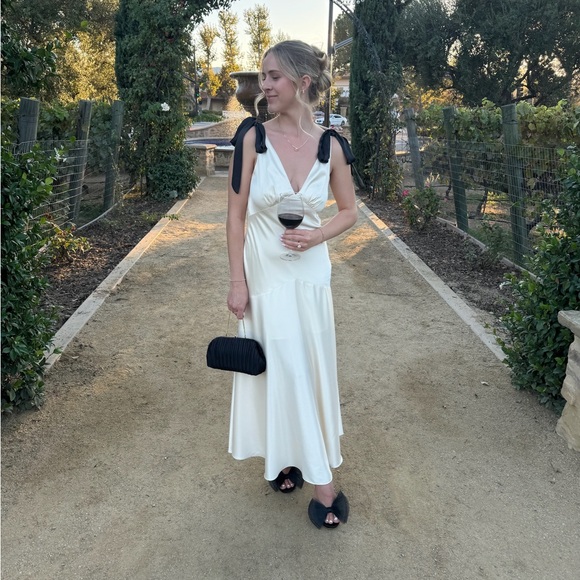 SELFIE LESLIE NEW YORK MINUTE BOW SHOULDER DRESS OYSTER - Picture 4 of 5